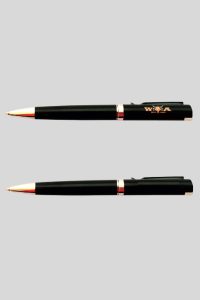 Schwarzer Kugelschreiber mit goldenen Details und einem Logo auf der Oberfläche.