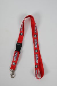 Rotes Schlüsselband mit dem Aufdruck 'WOLFE' und einem Karabinerhaken zur Befestigung.