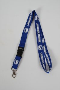 Blaues Schlüsselband mit dem Aufdruck 'ITFC' und einem Karabinerhaken zur Befestigung.