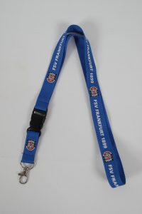 Blaues Schlüsselband mit dem Logo des FSV Frankfurt 1899 und einem Karabinerhaken.