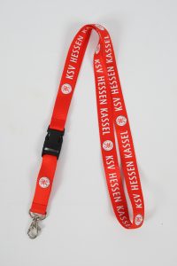 Rotes Schlüsselband mit dem Schriftzug KSV Hessen Kassel in weißer Schrift.