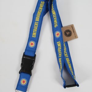 Blaue Lanyard mit gelbem Eintracht Braunschweig Schriftzug und Clipverschluss.