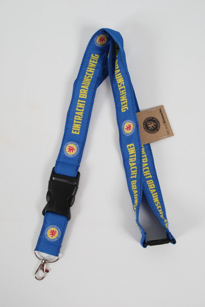Blaue Lanyard mit gelbem Eintracht Braunschweig Schriftzug und Clipverschluss.