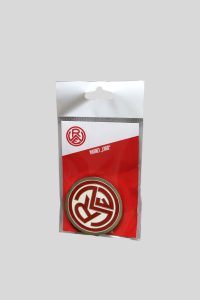 Runder Magnet mit einem stilisierten Logo in roter und weißer Verpackung.