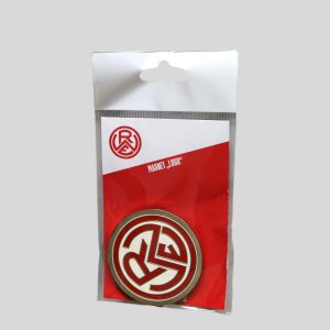 Runder Magnet mit einem stilisierten Logo in roter und weißer Verpackung.