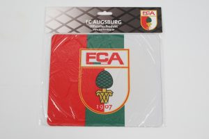 Mousepad mit dem Logo des FC Augsburg in den Vereinsfarben Rot, Weiß und Grün.