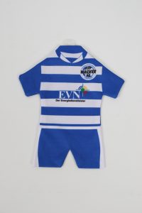 Mini-Trikot in Blau und Weiß mit dem Logo von Wacker 90 und dem Schriftzug EVN.