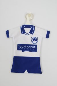 Mini-Trikot in Weiß und Blau mit einem Logo auf der Vorderseite und einem Aufhänger.