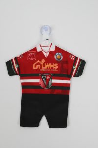 Mini-Trikot in Rot und Schwarz mit Vereinslogo und Sponsorenaufdruck auf der Vorderseite.