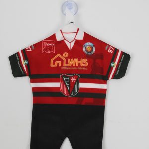 Mini-Trikot in Rot und Schwarz mit Vereinslogo und Sponsorenaufdruck auf der Vorderseite.