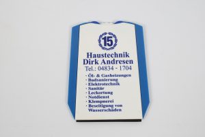 Schild von Haustechnik Dirk Andresen mit Kontaktinformationen und Dienstleistungen wie Sanitär und Notdienst.