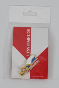 Anstecker mit dem Logo von FSV Mainz 05, verpackt in einer transparenten Tüte.