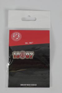 Pin mit der Aufschrift '1907' und dem Logo von Rot-Weiss Essen in einer Verpackung.