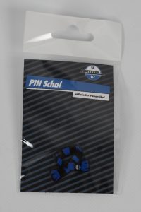 Pin Schal des SC Paderborn 07 in Schwarz und Blau, verpackt in einer transparenten Tüte.