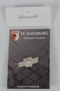 Silberne Anstecknadel mit dem Logo des FC Augsburg und der Jahreszahl 1907.