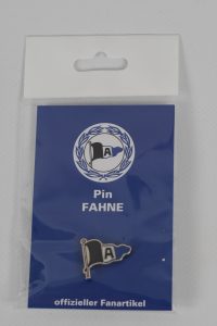 Ein Pin in Form einer Fahne mit einem A-Logo auf blauem Hintergrund in einer Verpackung.