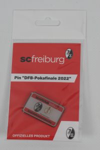 Pin des SC Freiburg mit dem Aufdruck 'DFB-Pokalfinale 2022' in einer transparenten Verpackung.