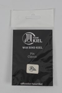 Ein klassischer Pin mit dem Logo von THW Kiel, verpackt in einer transparenten Verpackung.