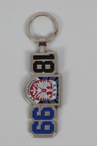 Metall Schlüsselanhänger mit dem Wappen eines Fußballvereins und den Zahlen 88 und 66.