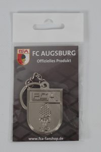Metallischer Schlüsselanhänger mit dem Logo des FC Augsburg in Silber.