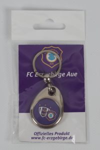 Schlüsselanhänger mit dem Logo des FC Erzgebirge Aue in einer transparenten Verpackung.