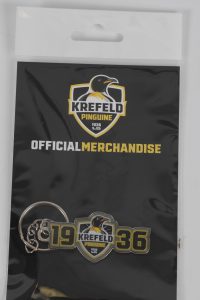 Schlüsselanhänger mit dem Logo der Krefeld Pinguine und der Jahreszahl 1936.