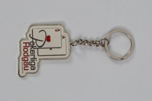 Schlüsselanhänger mit Pokerliga Rodgau Logo und Spielkarten-Design.