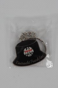 Schwarzer Schlüsselanhänger mit dem Logo von Eintracht Frankfurt und einem stilisierten Adler.