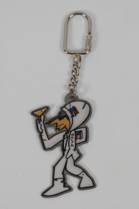 Schlüsselanhänger mit einem Astronauten, der ein Glas hält, im NASA-Stil.
