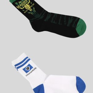 Zwei Paar Socken, eines mit Wacken-Logo in Schwarz und Grün, das andere mit HSV-Logo in Weiß und Blau.