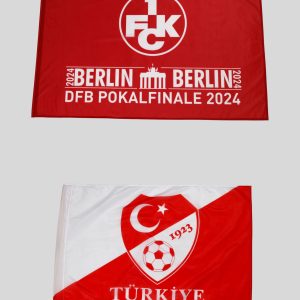 Rote Flagge mit dem Logo des DFB-Pokalfinales 2024 und der türkischen Flagge.