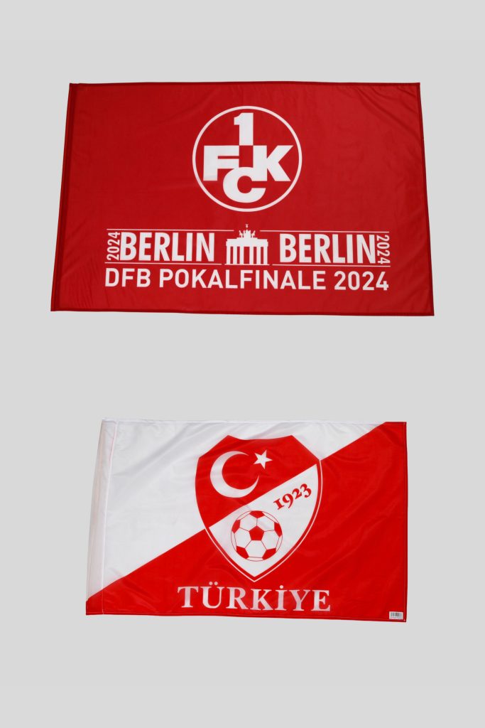 Rote Flagge mit dem Logo des DFB-Pokalfinales 2024 und der türkischen Flagge.