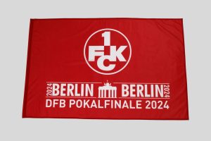 Rote Fahne mit dem Logo des 1. FC Kaiserslautern und dem Text für das DFB Pokalfinale 2024 in Berlin.