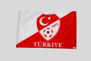 Flagge der Türkei mit einem Fußball und dem Jahr 1923 auf rotem und weißem Hintergrund.