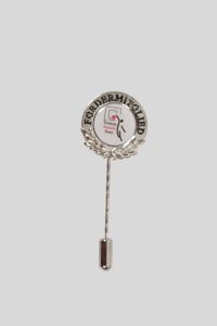 Silberne Vereinsnadel mit dem Schriftzug 'Fördermitglied' und einem Logo in der Mitte.