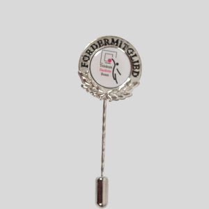 Silberne Vereinsnadel mit dem Schriftzug 'Fördermitglied' und einem Logo in der Mitte.