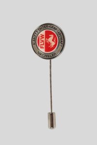 Vereinsnadel mit dem Logo der Kämpfer-Gemeinschaft Westfalen in rot und silber.