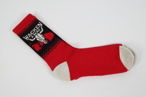 Rote Socken mit schwarzem Wacken-Logo und weißen Zehen und Fersen.