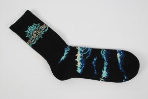 Schwarze Sportsocke mit einem bunten, grafischen Muster und einem Schriftzug auf der Seite.