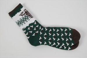 Grüne Sportsocken mit einem Muster aus weißen und braunen Vögeln und einer braunen Fußspitze.