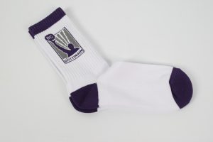 Weiße Socken mit lila Akzenten und dem Logo des BC Göttingen auf dem Schaft.