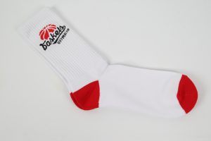 Weiße Sportsocken mit rotem Fußteil und dem Logo von Basketballdesign.
