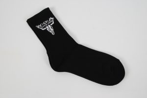 Schwarze Sportsocke mit einem weißen Logo auf dem oberen Teil.