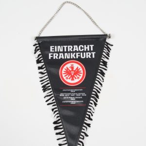 Schwarz-weißer Wimpel mit dem Logo von Eintracht Frankfurt und Fransen an der Unterkante.