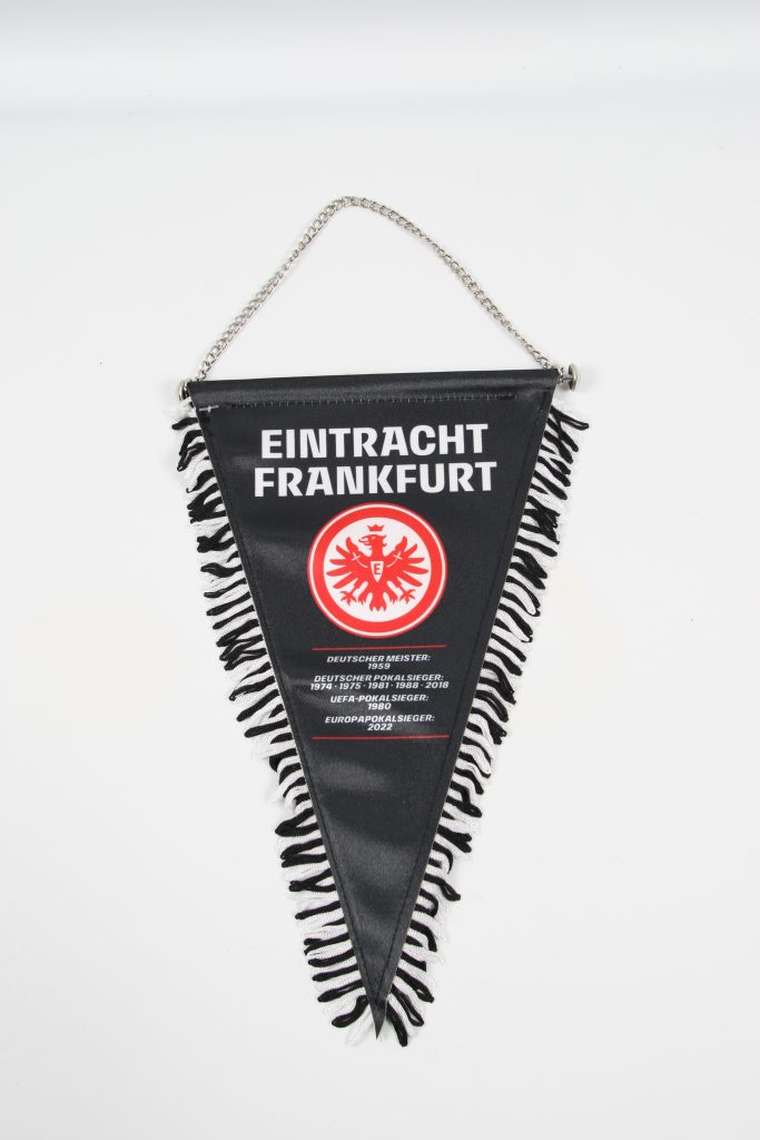 Schwarz-weißer Wimpel mit dem Logo von Eintracht Frankfurt und Fransen an der Unterkante.