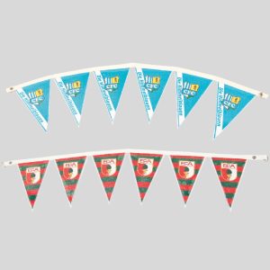 Bunte Wimpelkette mit blauen und roten Wimpeln, die Vereinslogos zeigen.