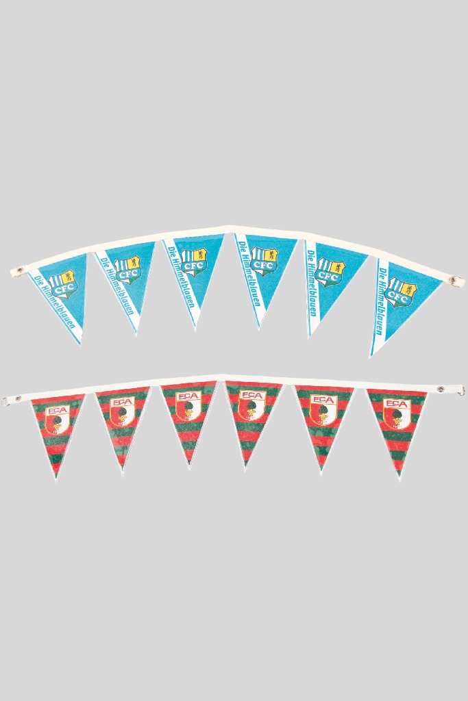 Bunte Wimpelkette mit blauen und roten Wimpeln, die Vereinslogos zeigen.