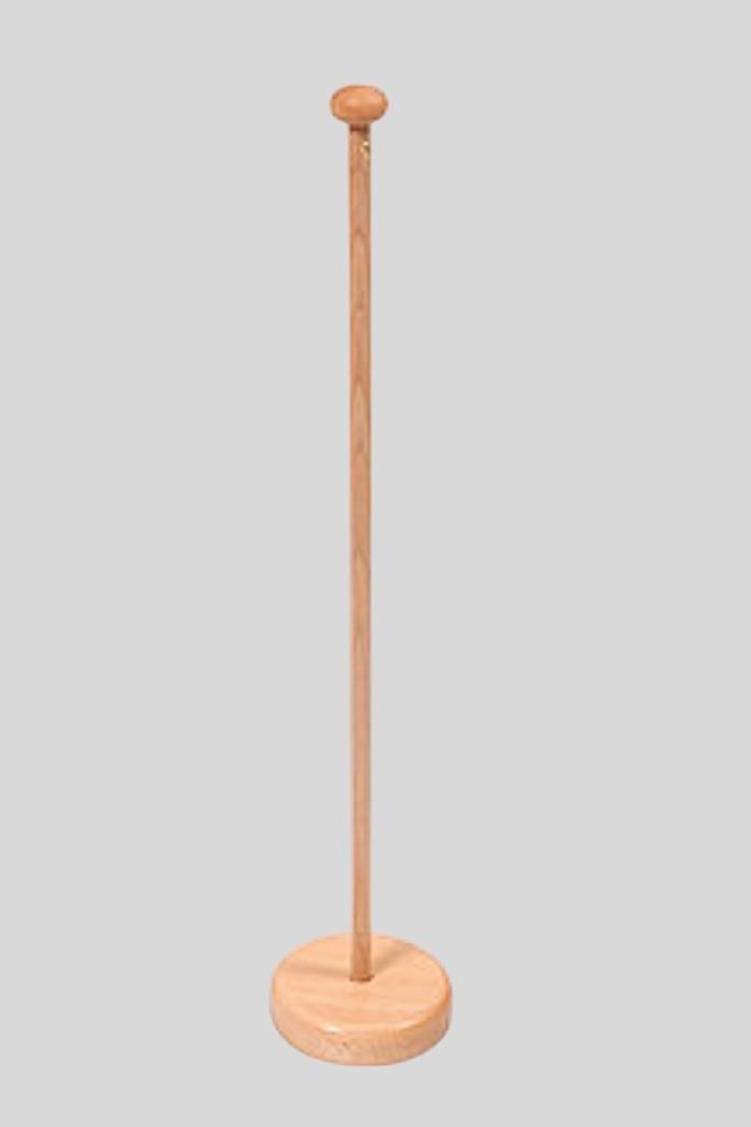 Ein einfacher Wimpelständer aus Holz mit runder Basis und senkrechtem Stab.