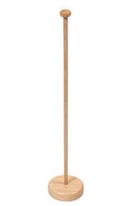 Ein einfacher Wimpelständer aus Holz mit runder Basis und senkrechtem Stab.