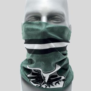 Ein grün bedrucktes Multifunktionstuch liegt eng am Kopfmodell an und zeigt die vielseitige Verwendung als Hals- und Gesichtsbedeckung.